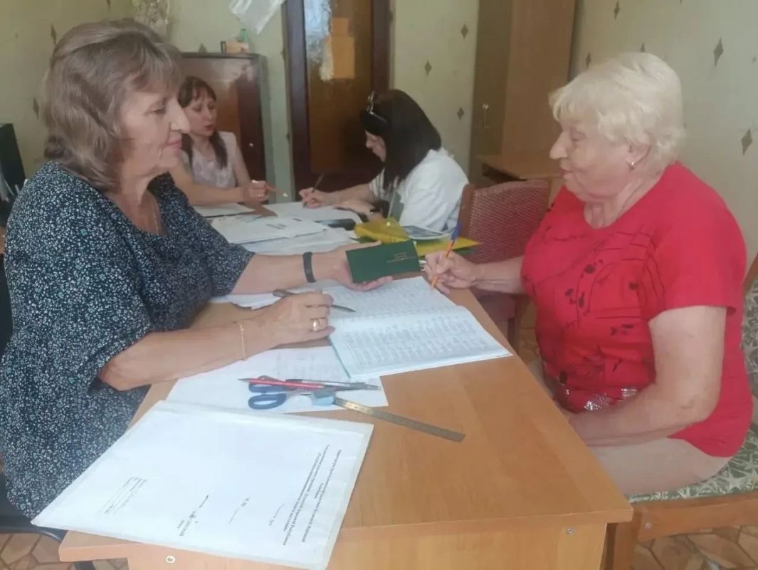 В рамках работы выездного мобильного офиса специалистами филиала № 13 ГКУ ЛНР «РЦСЗН» был осуществлен плановый выездной прием в г. Петровское В рамках работы выездного мобильного офиса специалистами филиала № 13 ГКУ ЛНР «РЦСЗН» был осуществлен плановый выездной прием в г. Петровское