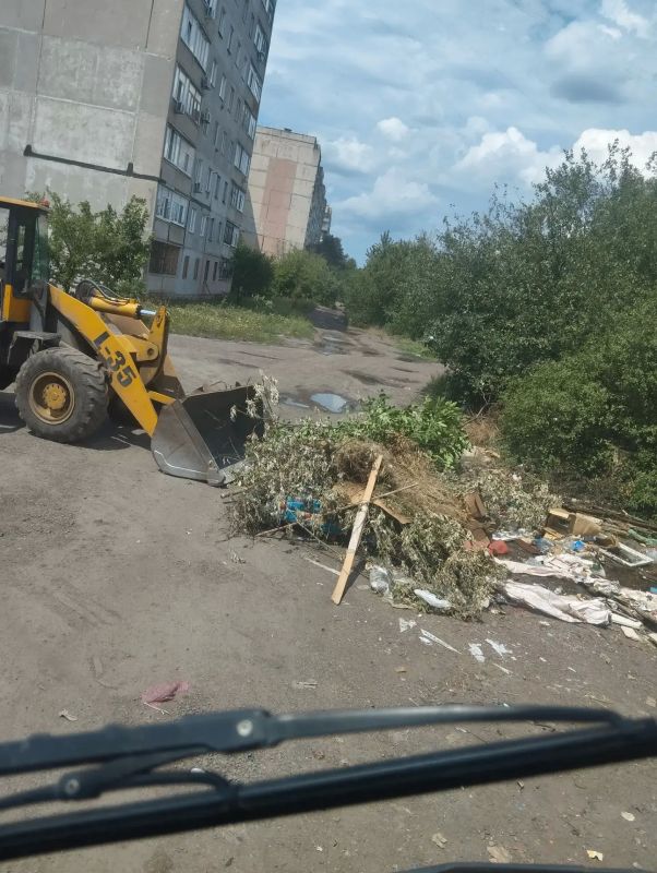 В Ровеньках продолжаются работы по благоустройству города В Ровеньках продолжаются работы по благоустройству города