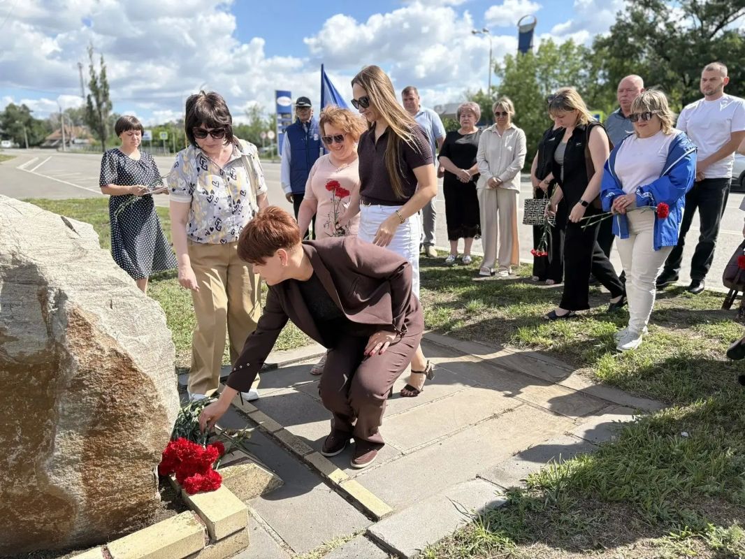 В 12-ю годовщину трагических событий июля 2014 года, на месте авиаудара, нанесённого истребителем Вооружённых сил Украины по Красному Лучу, состоялось памятное мероприятие В 12-ю годовщину трагических событий июля 2014 года, на месте авиаудара, нанесённого истребителем Вооружённых сил Украины по Красному Лучу, состоялось памятное мероприятие
