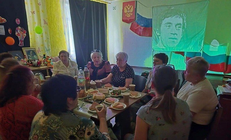 В поселке Краснодон активисты Единой России организовали творческий вечер «Талантливый человек талантлив во всем» В поселке Краснодон активисты Единой России организовали творческий вечер «Талантливый человек талантлив во всем»