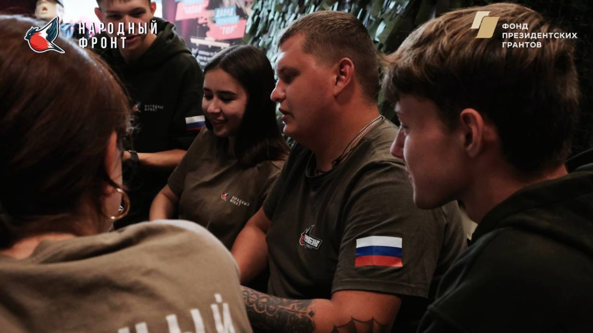 Уютный вечер за игрой в домино Уютный вечер за игрой в домино