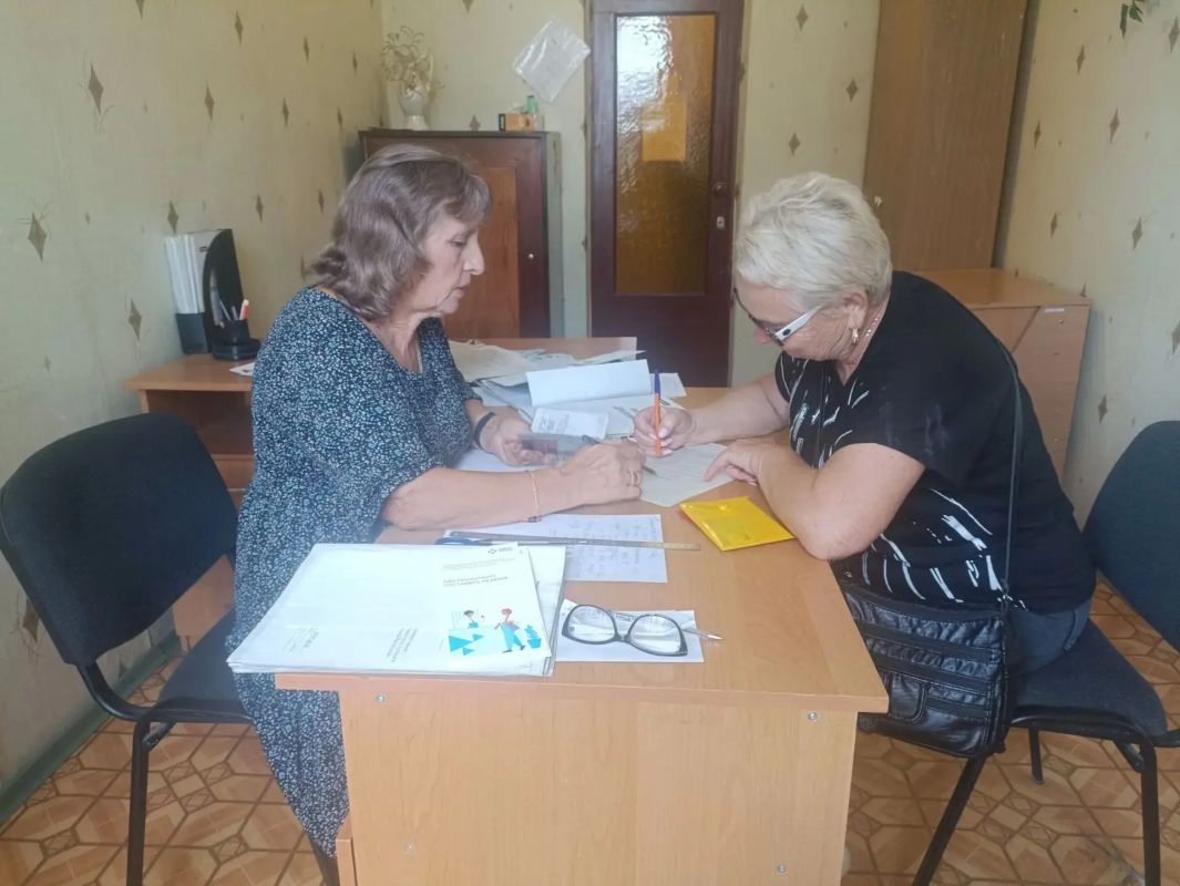 В рамках работы выездного мобильного офиса специалистами филиала № 13 ГКУ ЛНР «РЦСЗН» был осуществлен плановый выездной прием в г. Петровское В рамках работы выездного мобильного офиса специалистами филиала № 13 ГКУ ЛНР «РЦСЗН» был осуществлен плановый выездной прием в г. Петровское