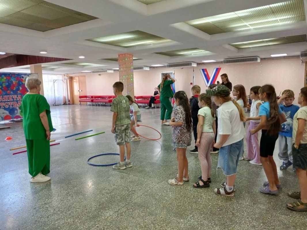 В Центре культуры города Алчевска прошла игровая программа «Карусель дружбы» к Международному Дню дружбы