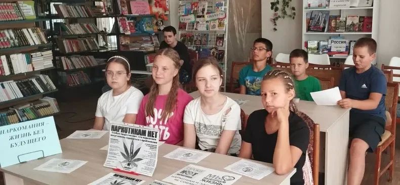 В библиотеке-филиале №3 посёлка Голубовское состоялась профилактическая беседа «Наркомания - жизнь без будущего», направленная на предупреждение зависимостей среди несовершеннолетних