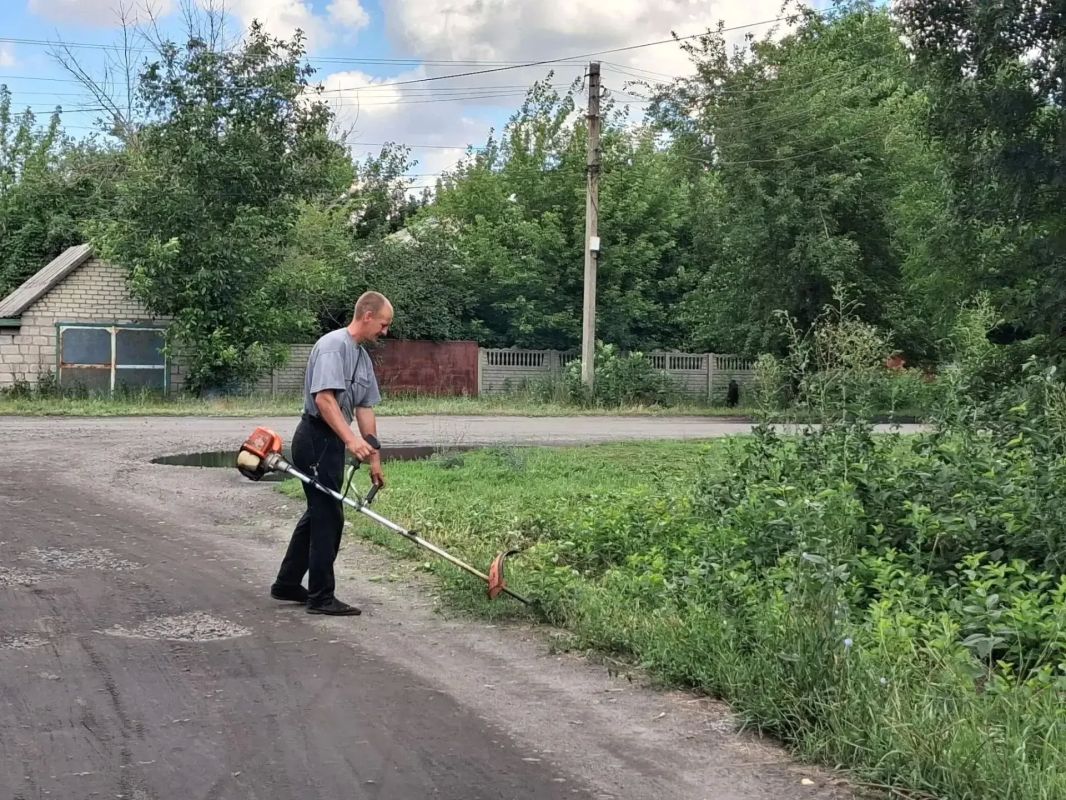 На территории пгт Новодарьевка продолжаются работы по благоустройству На территории пгт Новодарьевка продолжаются работы по благоустройству