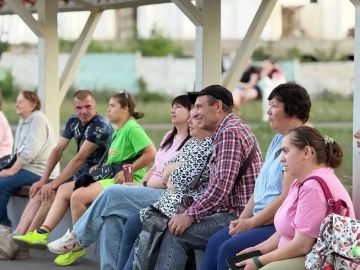 Обещал — сделал. Сегодня вечером в Краснодонском парке имени «Молодой гвардии» прошёл первый киносеанс под открытым небом