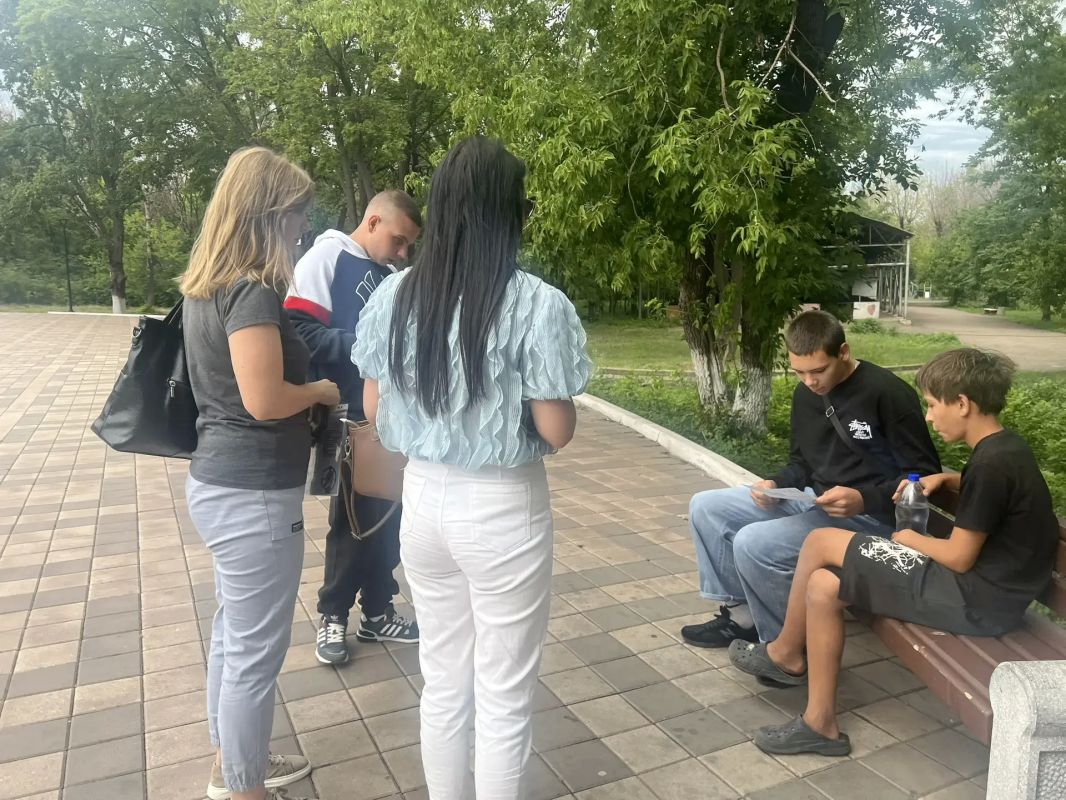 30 июля в целях обеспечения безопасности и здорового образа жизни молодежи специалистами отдела по обеспечению профилактики правонарушений Администрации городского округа совместно с представителями филиала № 1 ГКУ ЛНР... 30 июля в целях обеспечения безопасности и здорового образа жизни молодежи специалистами отдела по обеспечению профилактики правонарушений Администрации городского округа совместно с представителями филиала № 1 ГКУ ЛНР...