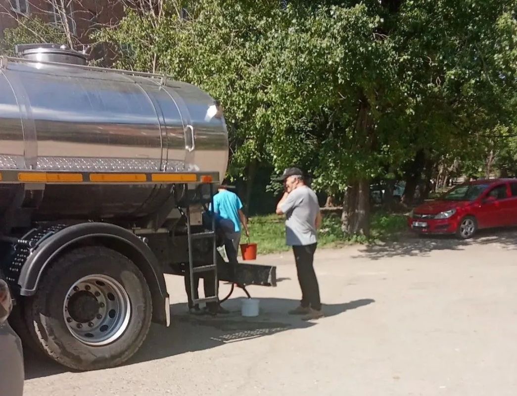 В Алчевске организован подвоз воды в микрорайоны города В Алчевске организован подвоз воды в микрорайоны города