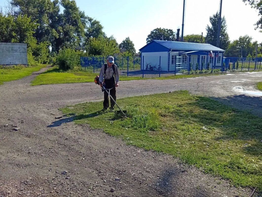 На территории пгт Новодарьевка продолжаются работы по благоустройству На территории пгт Новодарьевка продолжаются работы по благоустройству