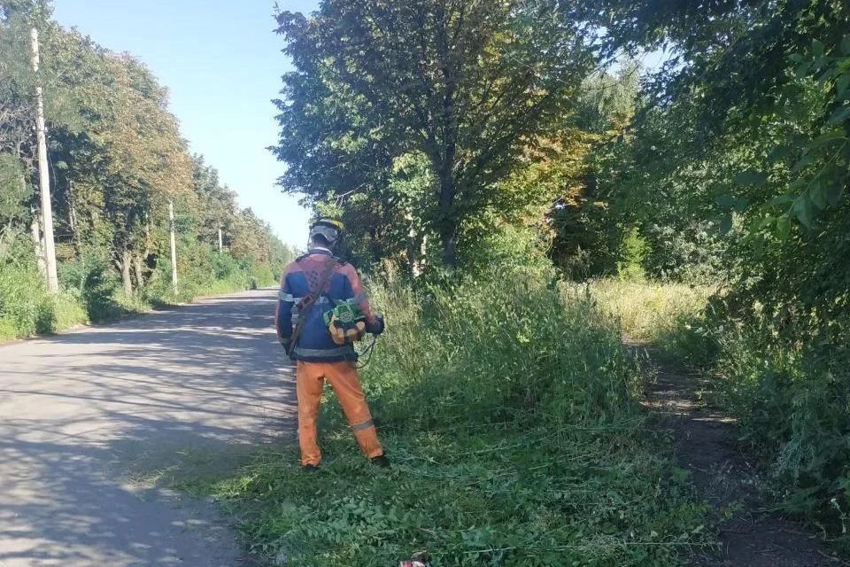Коммунальщики Свердловского округа начали вырубку поросли и покос травы на опасных участках дорог Коммунальщики Свердловского округа начали вырубку поросли и покос травы на опасных участках дорог