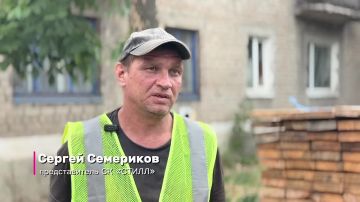 В Суходольске по улице Есенина, 15 продолжаются кровельные работы