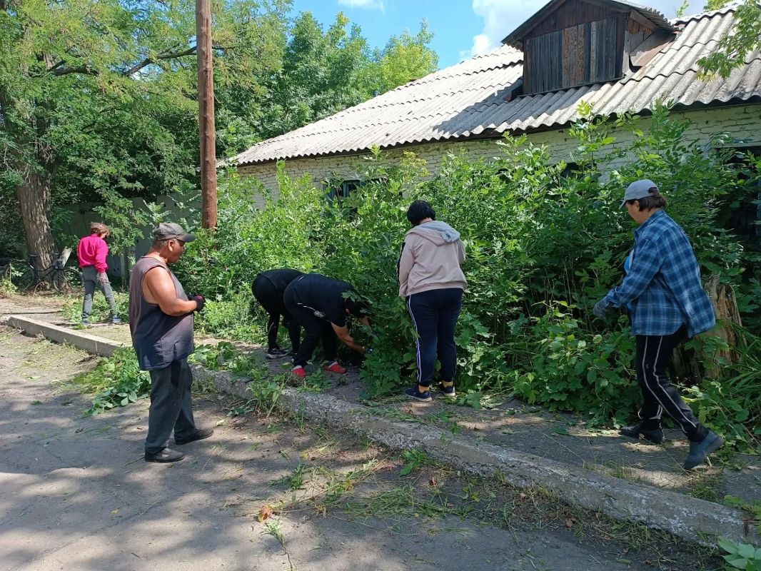 30 июля в рамках проведения акции «Чистый четверг» в пгт Чернухино прошёл общепоселковый субботник 30 июля в рамках проведения акции «Чистый четверг» в пгт Чернухино прошёл общепоселковый субботник