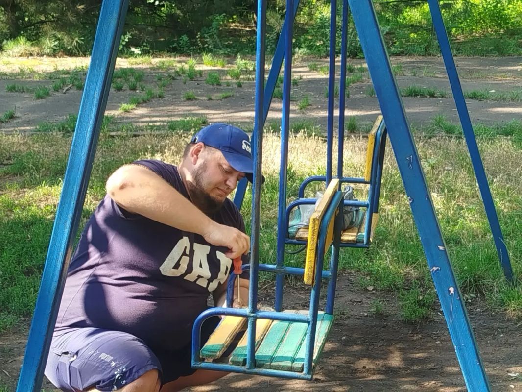 «Яркое детство»: детская площадка на улице Московской приобретает яркий вид «Яркое детство»: детская площадка на улице Московской приобретает яркий вид