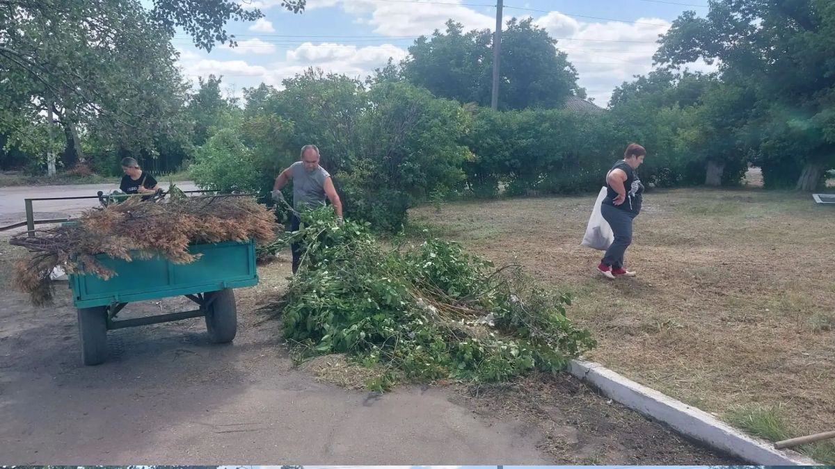 31 июля сотрудниками отдела жизнеобеспечения г. Вахрушево, г. Миусинск, пгт. Хрустальное была произведена уборка сквера в городе Миусинск по ул. Братская 31 июля сотрудниками отдела жизнеобеспечения г. Вахрушево, г. Миусинск, пгт. Хрустальное была произведена уборка сквера в городе Миусинск по ул. Братская