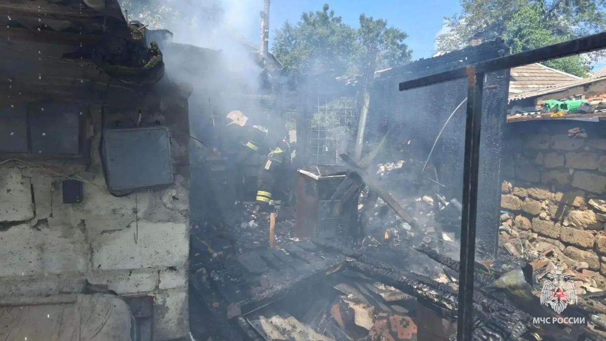 Спасатели остановили пожар у жилых домов в Луганске