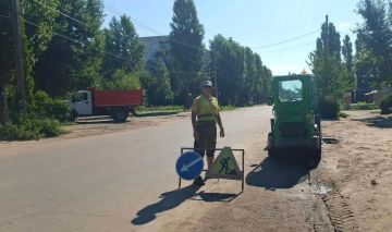 Специалисты МУП «ДЭП города Рубежное» не прекращают трудиться над тем, чтобы городские улицы оставались чистыми и благоустроенными