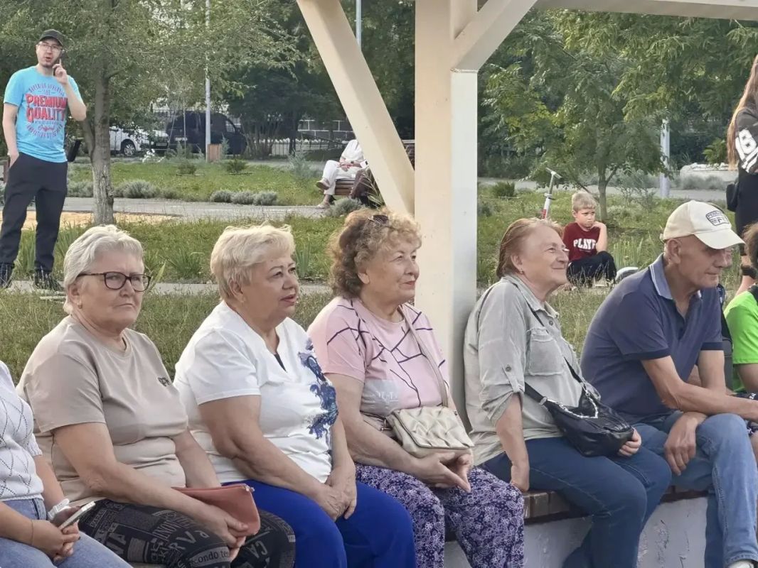 Обещал — сделал. Сегодня вечером в Краснодонском парке имени «Молодой гвардии» прошёл первый киносеанс под открытым небом Обещал — сделал. Сегодня вечером в Краснодонском парке имени «Молодой гвардии» прошёл первый киносеанс под открытым небом