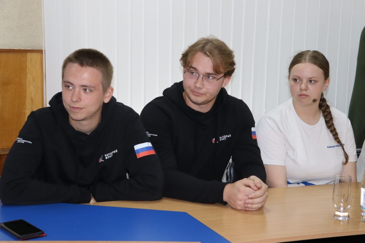 Иван Санаев встретился с жителями Стаханова и проверил ход ремонта в молодежном центре «Рекорд» Иван Санаев встретился с жителями Стаханова и проверил ход ремонта в молодежном центре «Рекорд»