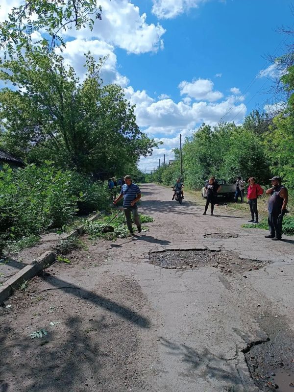 30 июля в рамках проведения акции «Чистый четверг» в пгт Чернухино прошёл общепоселковый субботник 30 июля в рамках проведения акции «Чистый четверг» в пгт Чернухино прошёл общепоселковый субботник
