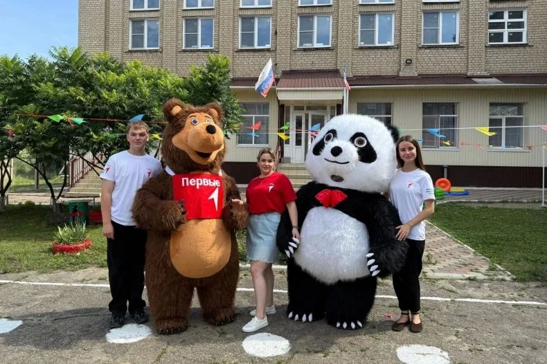 В Свердловске отметили День дружбы - один из самых молодых, но самых добрых и волшебных праздников В Свердловске отметили День дружбы - один из самых молодых, но самых добрых и волшебных праздников