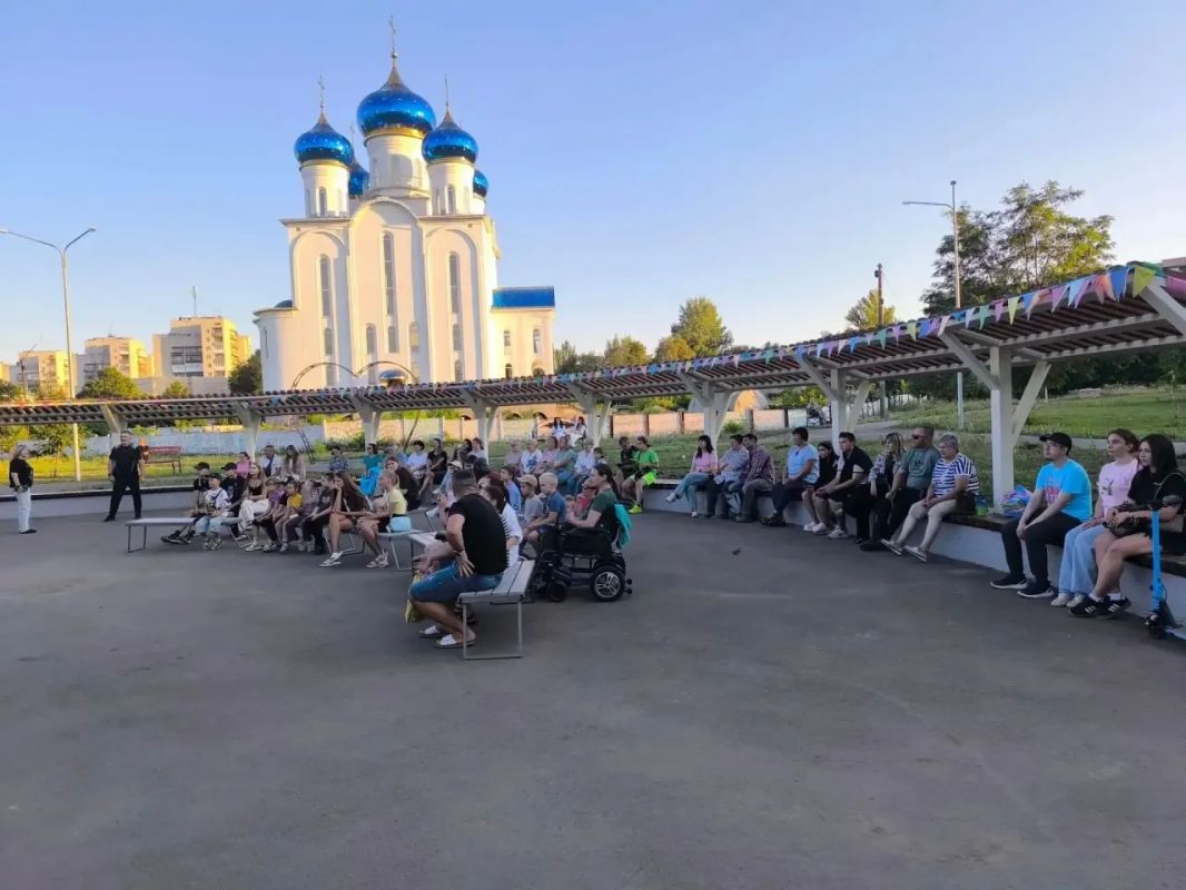 Обещал — сделал. Сегодня вечером в Краснодонском парке имени «Молодой гвардии» прошёл первый киносеанс под открытым небом Обещал — сделал. Сегодня вечером в Краснодонском парке имени «Молодой гвардии» прошёл первый киносеанс под открытым небом