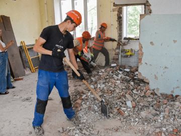 Михаил Голубович: В Стаханове продолжается строительство и ремонт будущего молодёжного центра «Рекорд»