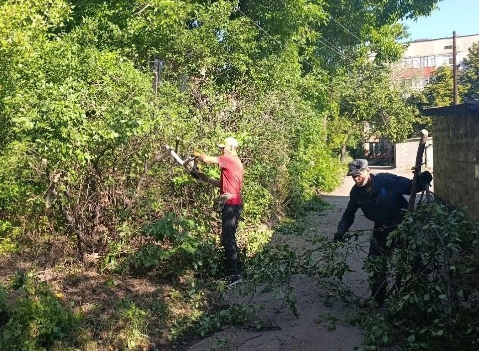 Коммунальными службами проведены работы на территории города Коммунальными службами проведены работы на территории города