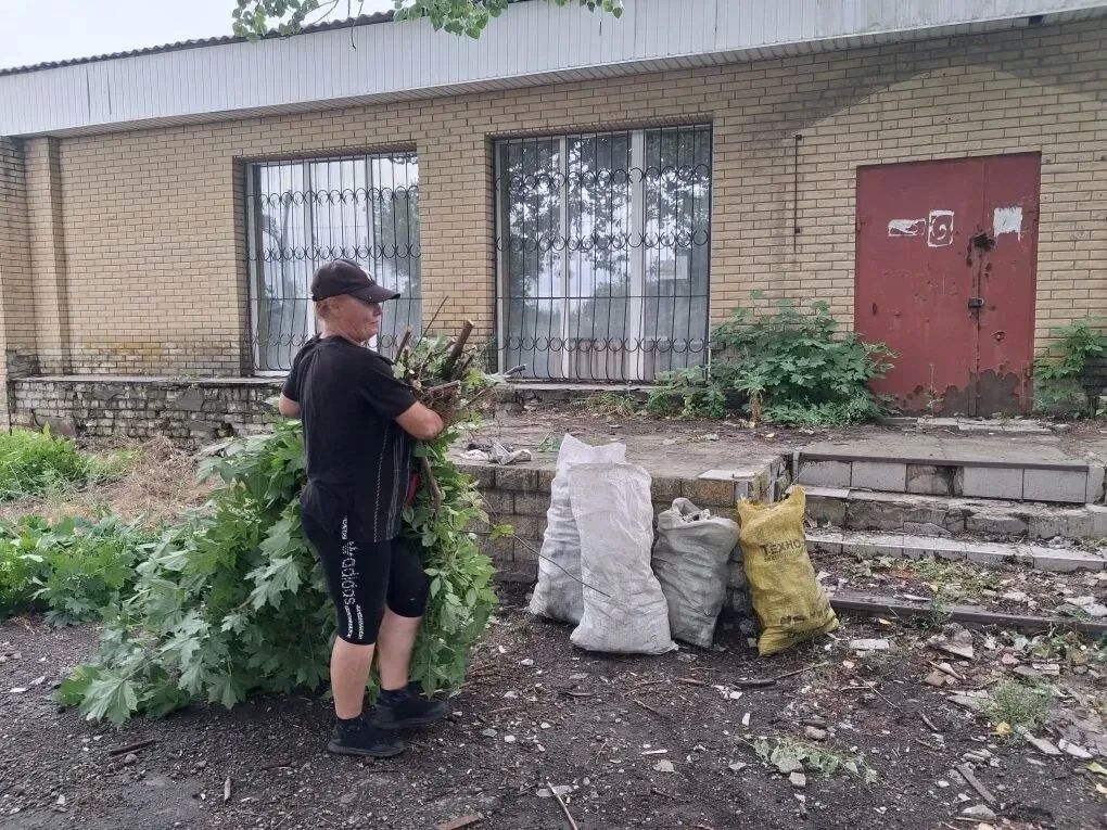 На территории пгт Новодарьевка продолжаются работы по благоустройству На территории пгт Новодарьевка продолжаются работы по благоустройству