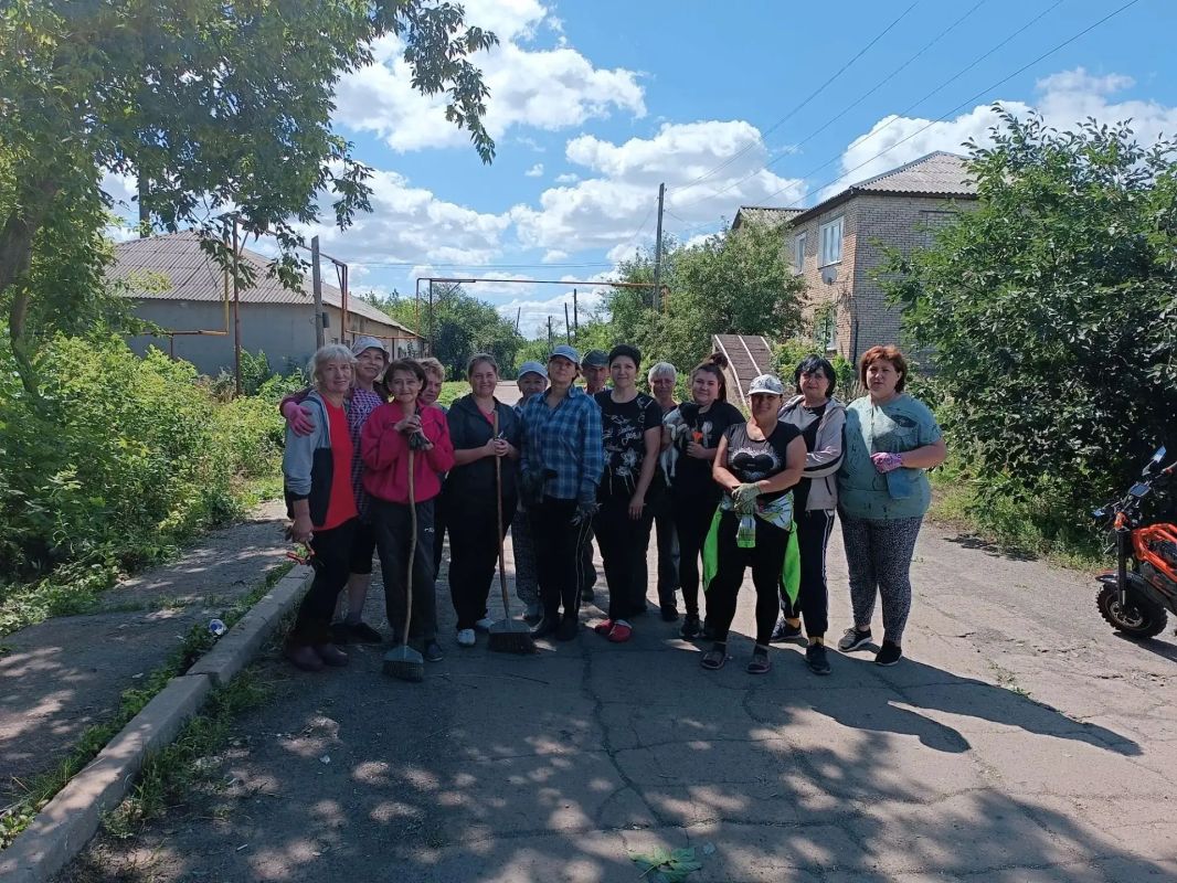 30 июля в рамках проведения акции «Чистый четверг» в пгт Чернухино прошёл общепоселковый субботник 30 июля в рамках проведения акции «Чистый четверг» в пгт Чернухино прошёл общепоселковый субботник