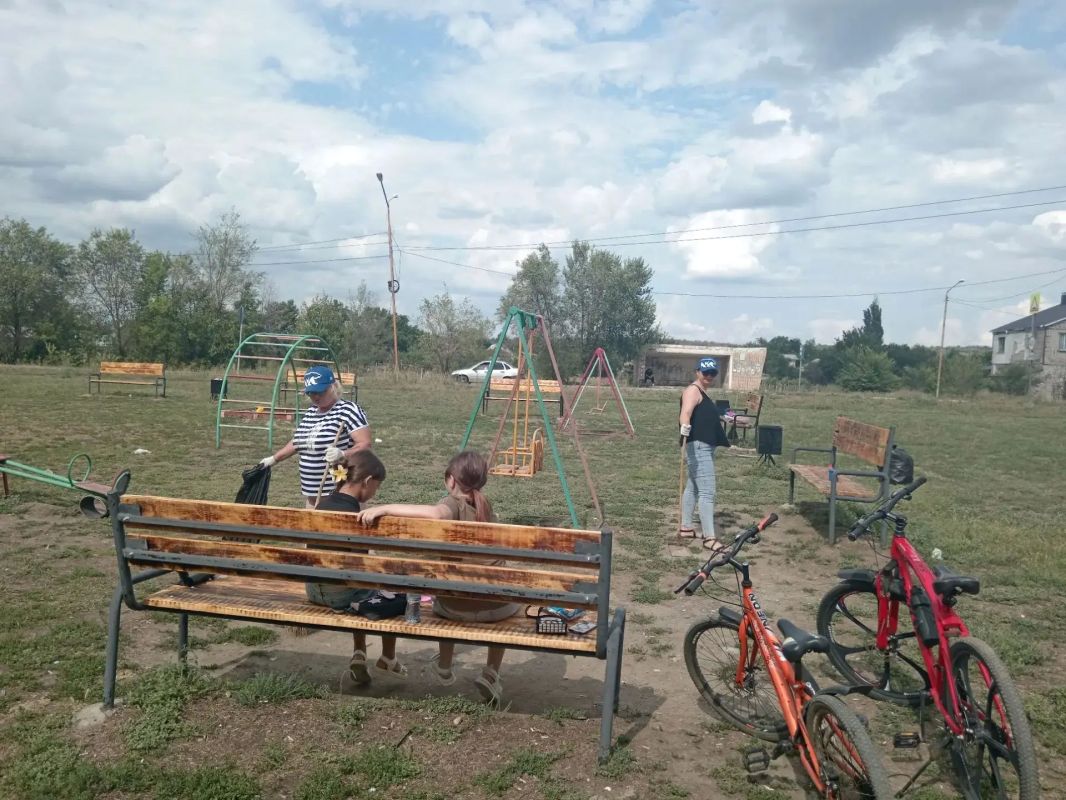 В поселке Новосветловка проведен субботник на территории детской площадки В поселке Новосветловка проведен субботник на территории детской площадки