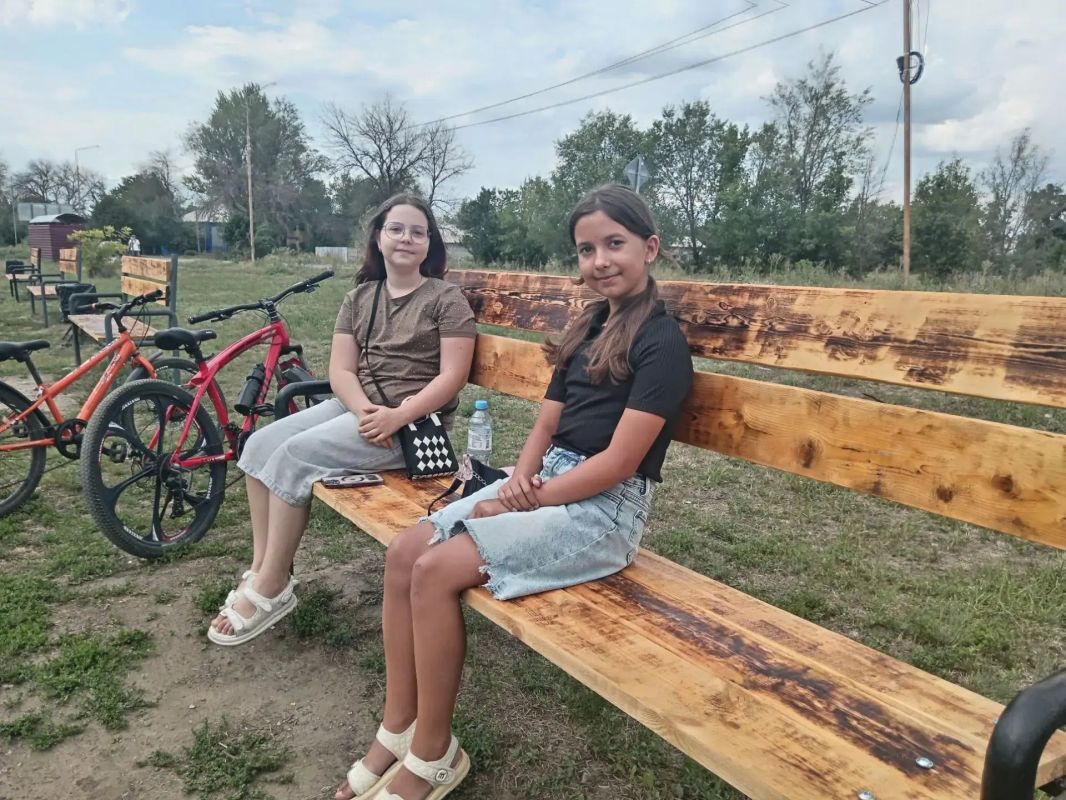 В поселке Новосветловка проведен субботник на территории детской площадки В поселке Новосветловка проведен субботник на территории детской площадки