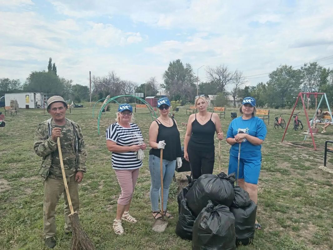 В поселке Новосветловка проведен субботник на территории детской площадки В поселке Новосветловка проведен субботник на территории детской площадки