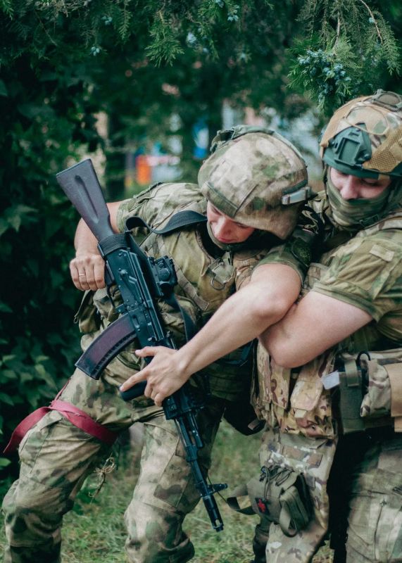 Правоохранители республики совершенствуют навыки оказания первой помощи в полевых условиях Правоохранители республики совершенствуют навыки оказания первой помощи в полевых условиях