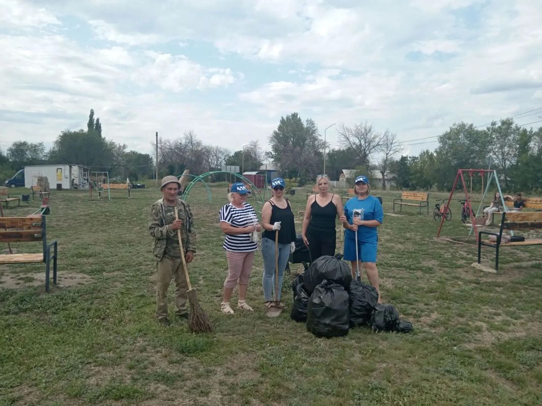 В поселке Новосветловка проведен субботник на территории детской площадки В поселке Новосветловка проведен субботник на территории детской площадки