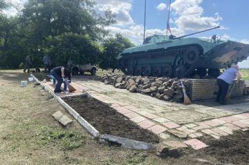 В Червонопартизанске благоустроили территорию у памятника освободителям