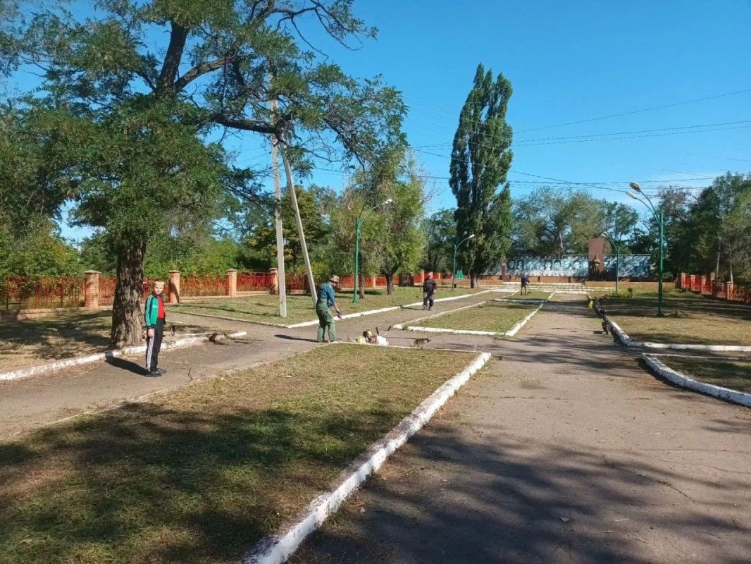 В преддверии годовщины трагических событий августа 2014 года в Суходольске сотрудники отдела по жизнеобеспечению города Суходольск и активисты партии «Единая Россия» провели субботник у памятного знака «Мирным жителям города... В преддверии годовщины трагических событий августа 2014 года в Суходольске сотрудники отдела по жизнеобеспечению города Суходольск и активисты партии «Единая Россия» провели субботник у памятного знака «Мирным жителям города...