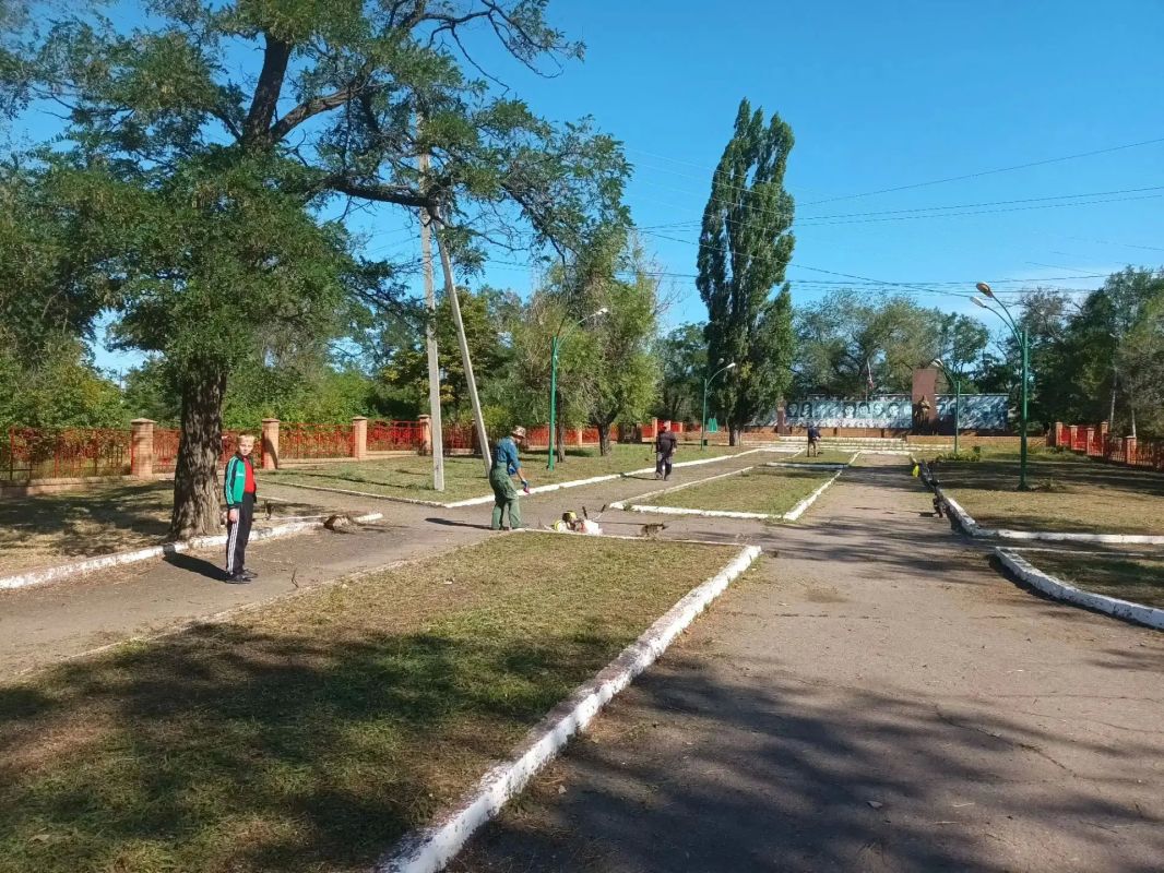 Субботник по благоустройству памятного места в поселке Краснодон Субботник по благоустройству памятного места в поселке Краснодон