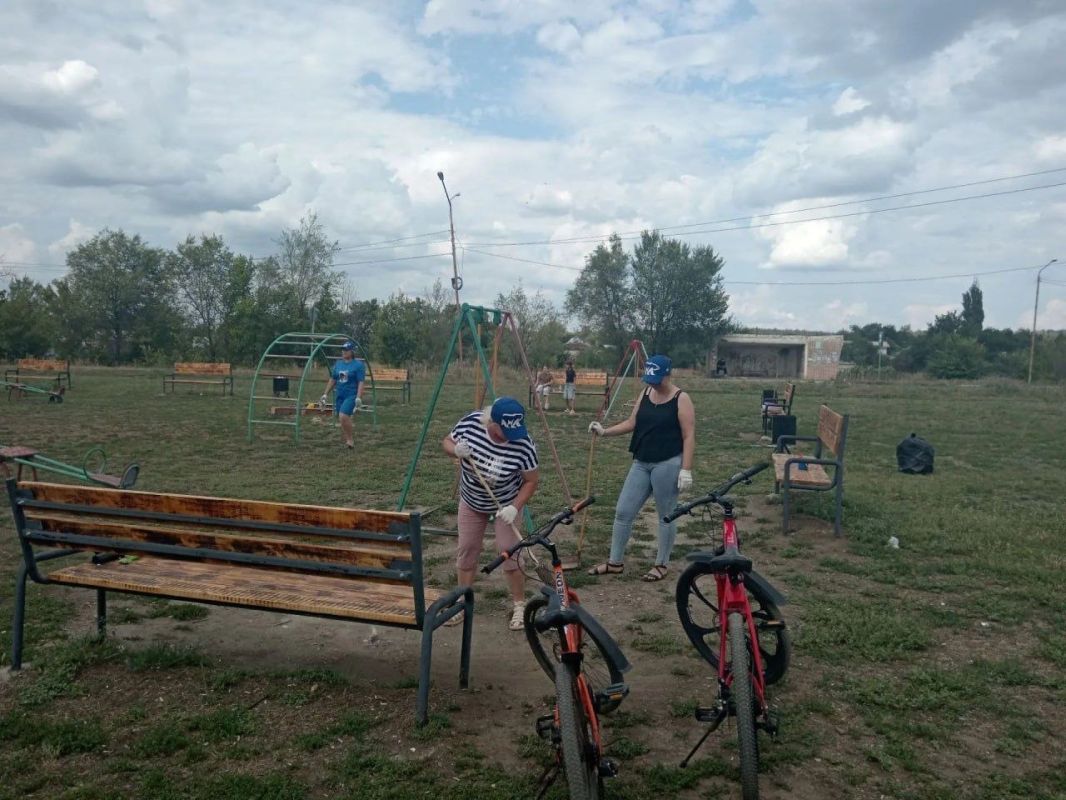 Активисты партии "Единая Россия" совместно с жителями наводят порядок на своих территориях Активисты партии "Единая Россия" совместно с жителями наводят порядок на своих территориях