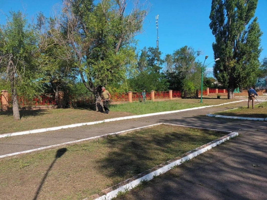 В преддверии годовщины трагических событий августа 2014 года в Суходольске сотрудники отдела по жизнеобеспечению города Суходольск и активисты партии «Единая Россия» провели субботник у памятного знака «Мирным жителям города... В преддверии годовщины трагических событий августа 2014 года в Суходольске сотрудники отдела по жизнеобеспечению города Суходольск и активисты партии «Единая Россия» провели субботник у памятного знака «Мирным жителям города...