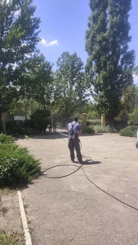 В Лутугинской школе №2 установили резервный генератор В Лутугинской школе №2 установили резервный генератор