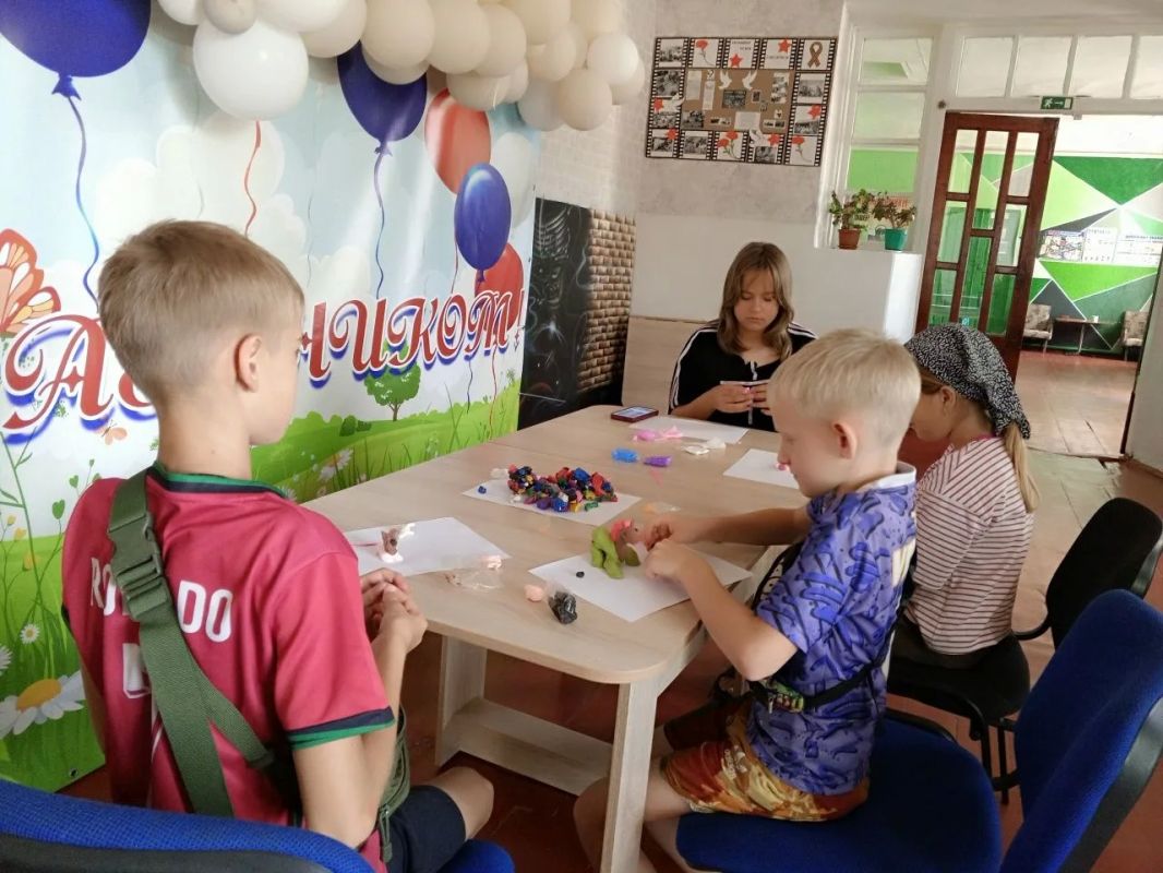 В Нагольно-Тарасовском ДК прошёл мастер-класс для участников любительских объединений "Луганская игрушка: яркие традиции своими руками"