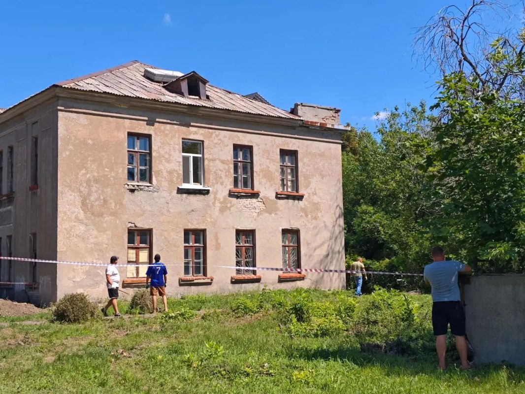 В Детской школе искусств города Петровское стартовали работы по замене кровельного покрытия В Детской школе искусств города Петровское стартовали работы по замене кровельного покрытия