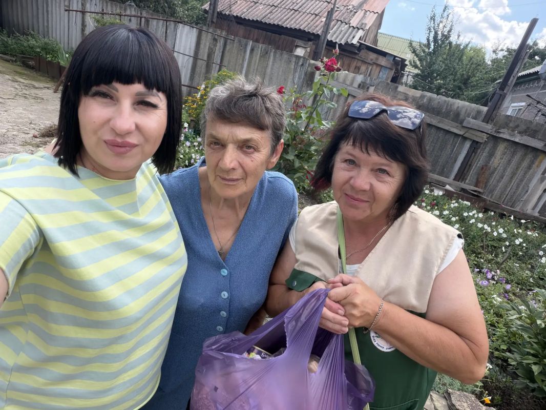 В рамках акции "Добрые дела" в Центральном навестили одиноких пенсионеров В рамках акции "Добрые дела" в Центральном навестили одиноких пенсионеров