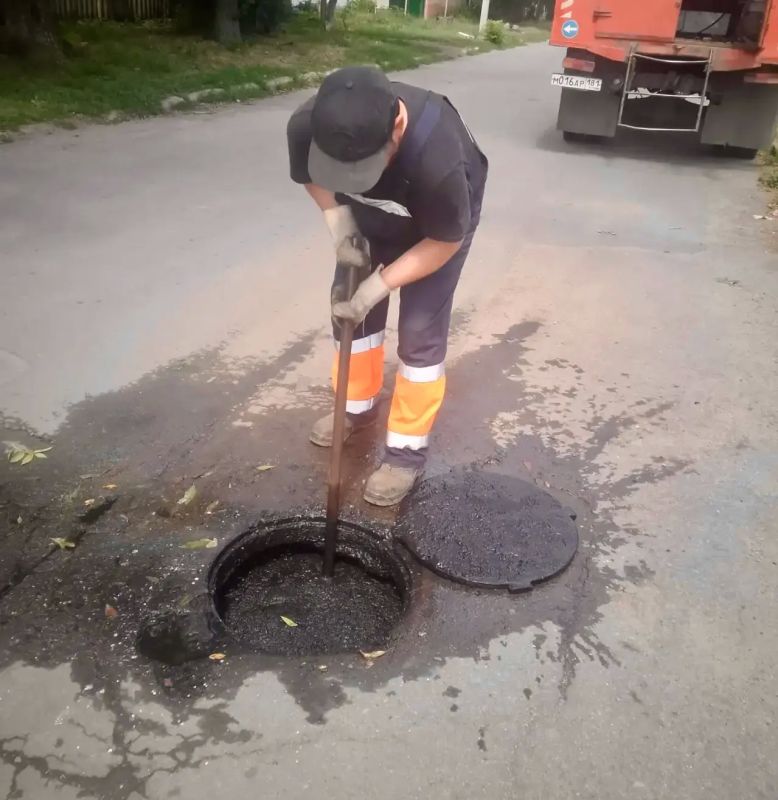 В Красном Луче специалисты ведут борьбу с засорами на канализационных сетях В Красном Луче специалисты ведут борьбу с засорами на канализационных сетях