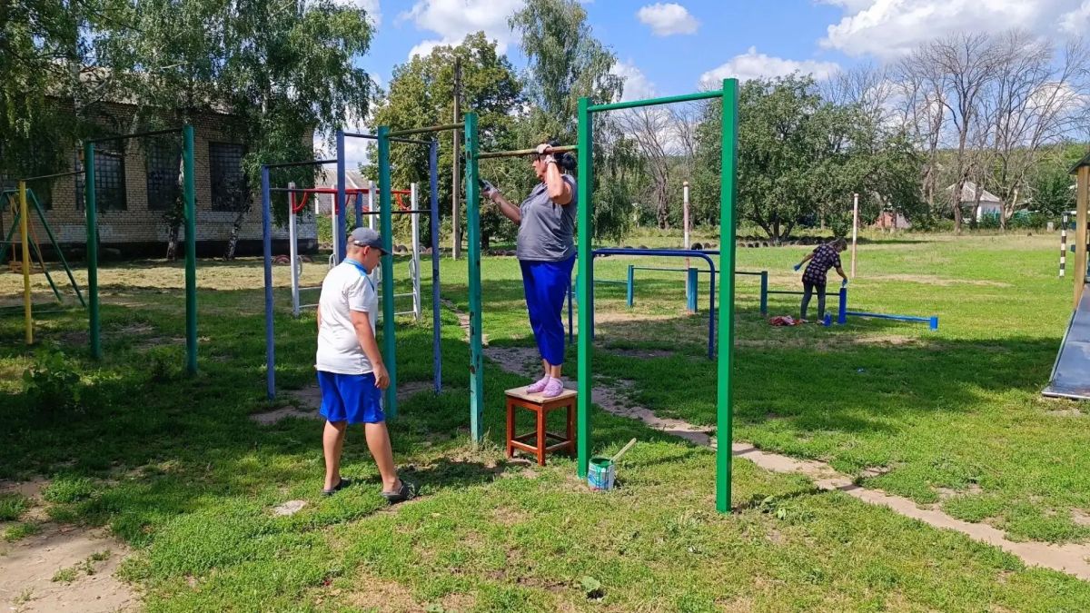 Депутат Ольга Сергеева организовала субботник на пришкольной спортивной площадке Депутат Ольга Сергеева организовала субботник на пришкольной спортивной площадке