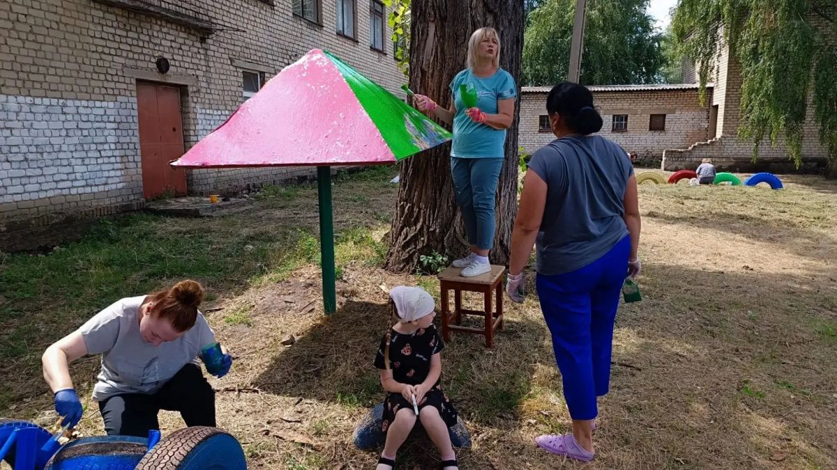 Депутат Ольга Сергеева организовала субботник на пришкольной спортивной площадке Депутат Ольга Сергеева организовала субботник на пришкольной спортивной площадке