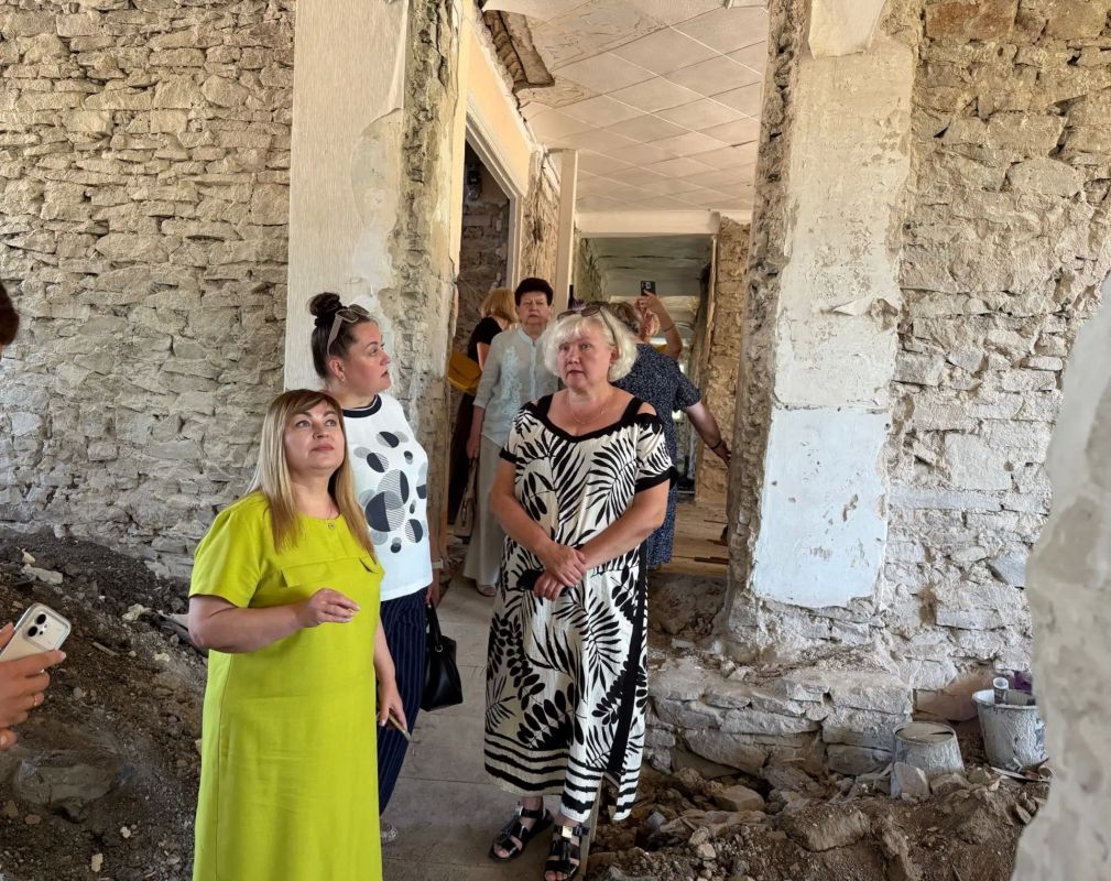 Виктория Сошина: В рамках проекта «Лица Героев» совместно с рабочей группой посетила Антрацитовскую школу № 4, где продолжается капитальный ремонт Виктория Сошина: В рамках проекта «Лица Героев» совместно с рабочей группой посетила Антрацитовскую школу № 4, где продолжается капитальный ремонт