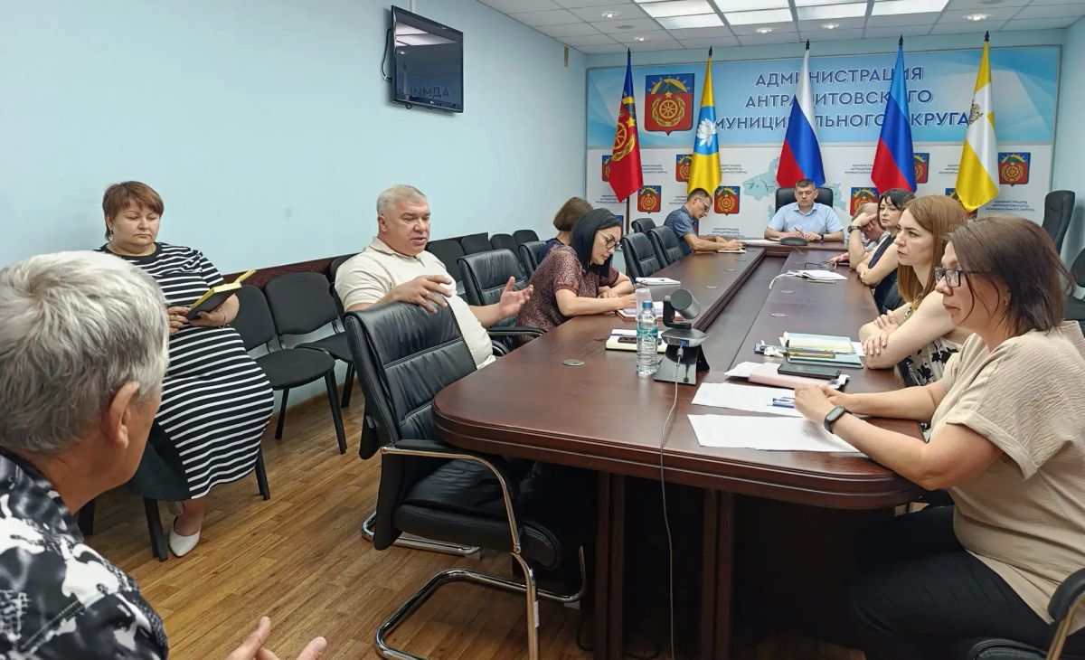В Антраците в ходе еженедельного приема обсудили насущные проблемы горожан В Антраците в ходе еженедельного приема обсудили насущные проблемы горожан