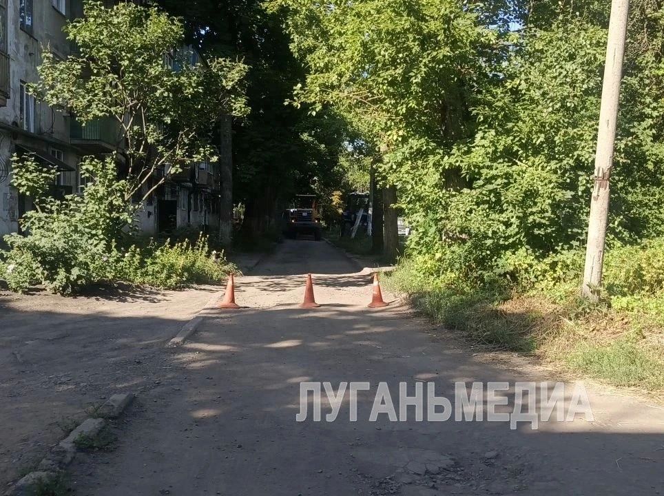 В Антраците продолжается ямочный ремонт дорог возле многоквартирных домов В Антраците продолжается ямочный ремонт дорог возле многоквартирных домов