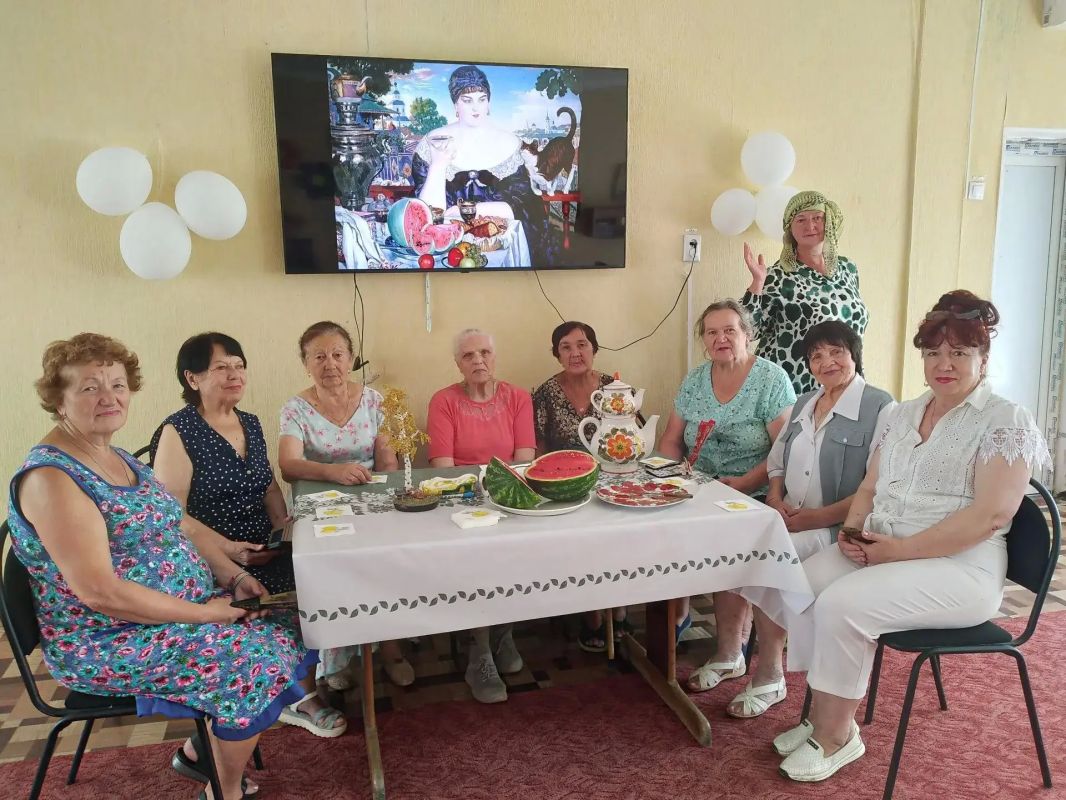 3 августа, в разгар арбузного сезона, в отделении дневного пребывания для граждан пожилого возраста и инвалидов Первомайского КЦСОН стартовал необычный проект — «Арбузотерапия», реализуемый в рамках программы «Активное... 3 августа, в разгар арбузного сезона, в отделении дневного пребывания для граждан пожилого возраста и инвалидов Первомайского КЦСОН стартовал необычный проект — «Арбузотерапия», реализуемый в рамках программы «Активное...